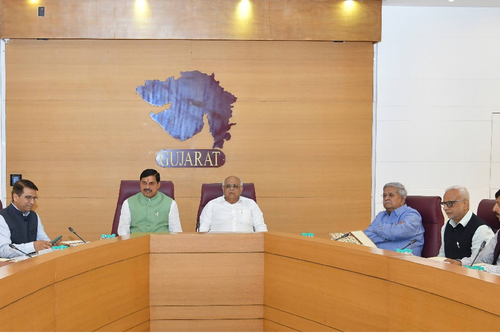 Indian-GRAPEVINE--dr-mohan-yadav--met-with-gujarats-cm-bhupendra-patel--and-secretaries-today-in-gandhinagar