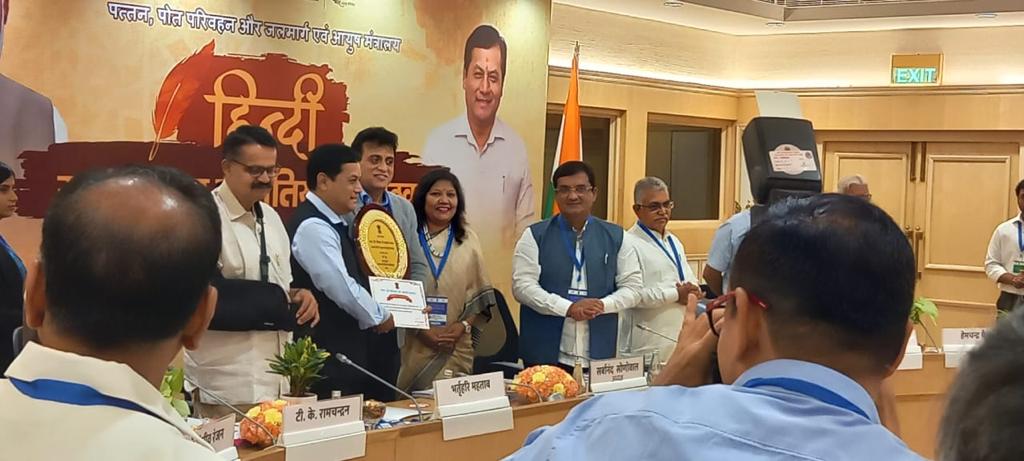 Indian-GRAPEVINE-sanjay-sethi-ias--chairman-jnpa-received-the-shield-and-certificate-from-the-honble-minister-of-port