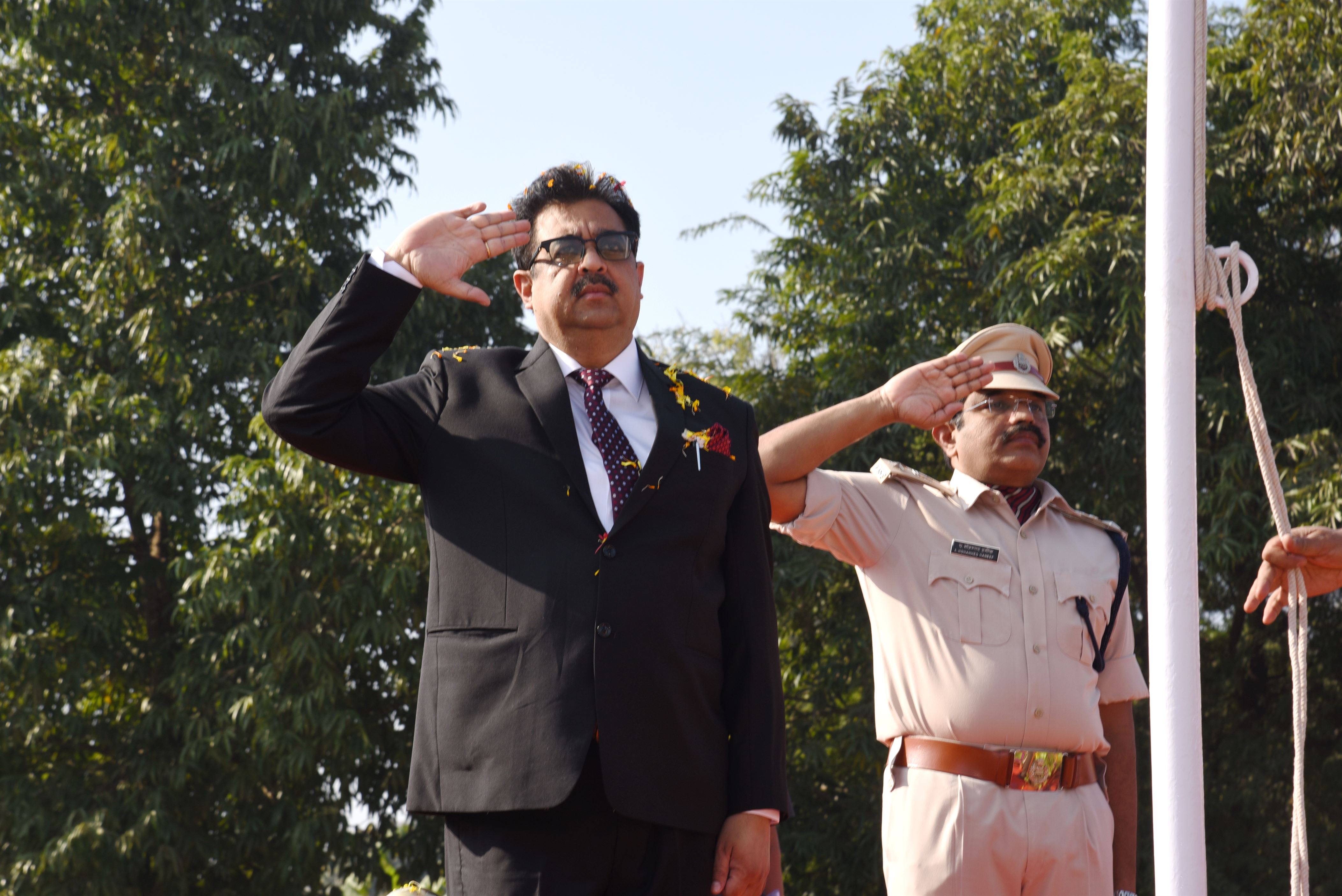 Indian-GRAPEVINE--74th-republic-day-celebrated-with-patriotic-fervor-at-rinl---