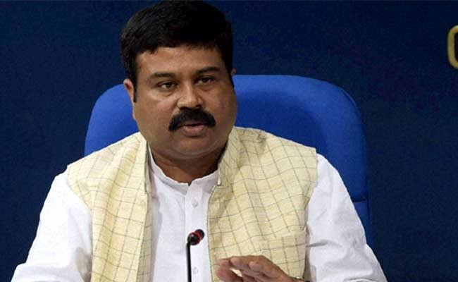 Indian-GRAPEVINE-dharmendra-pradhan-inaugurates-the-lng-truck-loading-unit-of-shell-india-at-hazira