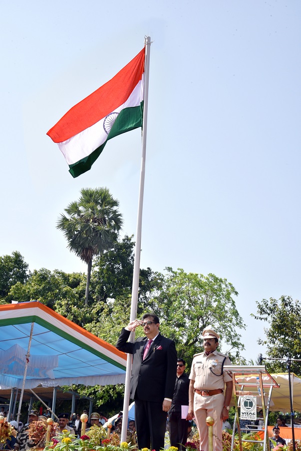 Indian-GRAPEVINE-independence-day-celebrated-with-patriotic-fervour-and-gaiety-at-rinl-lets-take-the-challenges-ahead