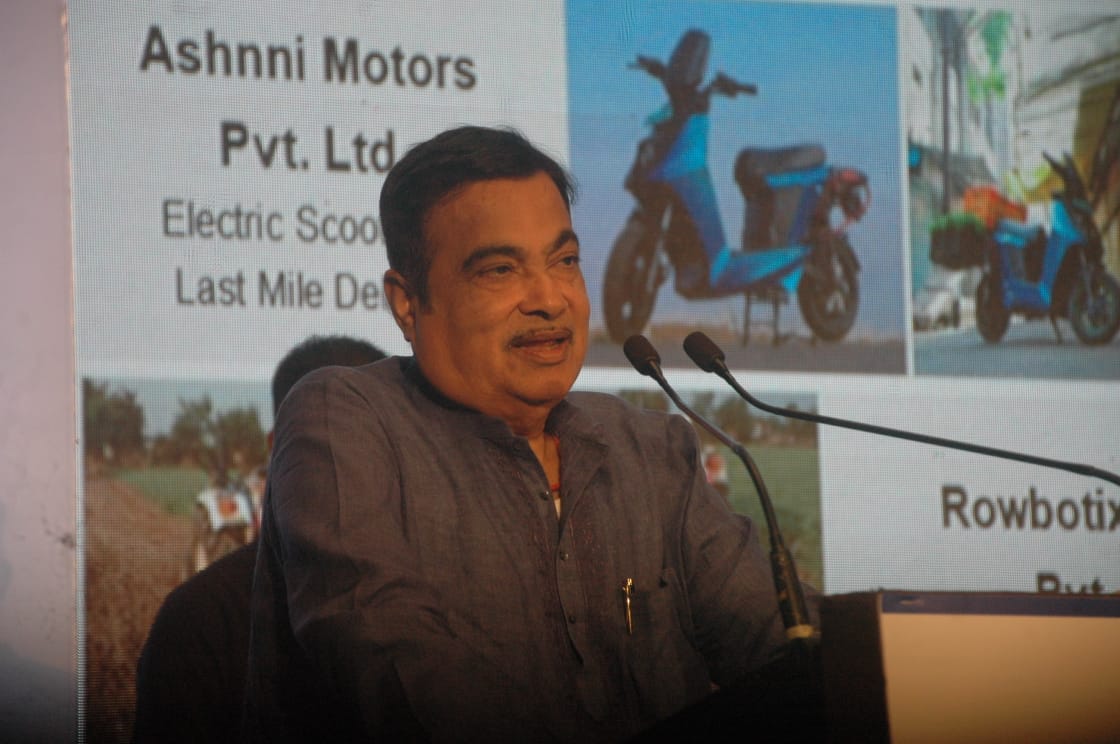 Indian-GRAPEVINE-nitin-gadkari-inspects-start-up-products-related-to-commuting-and-transport-under-stp-pune