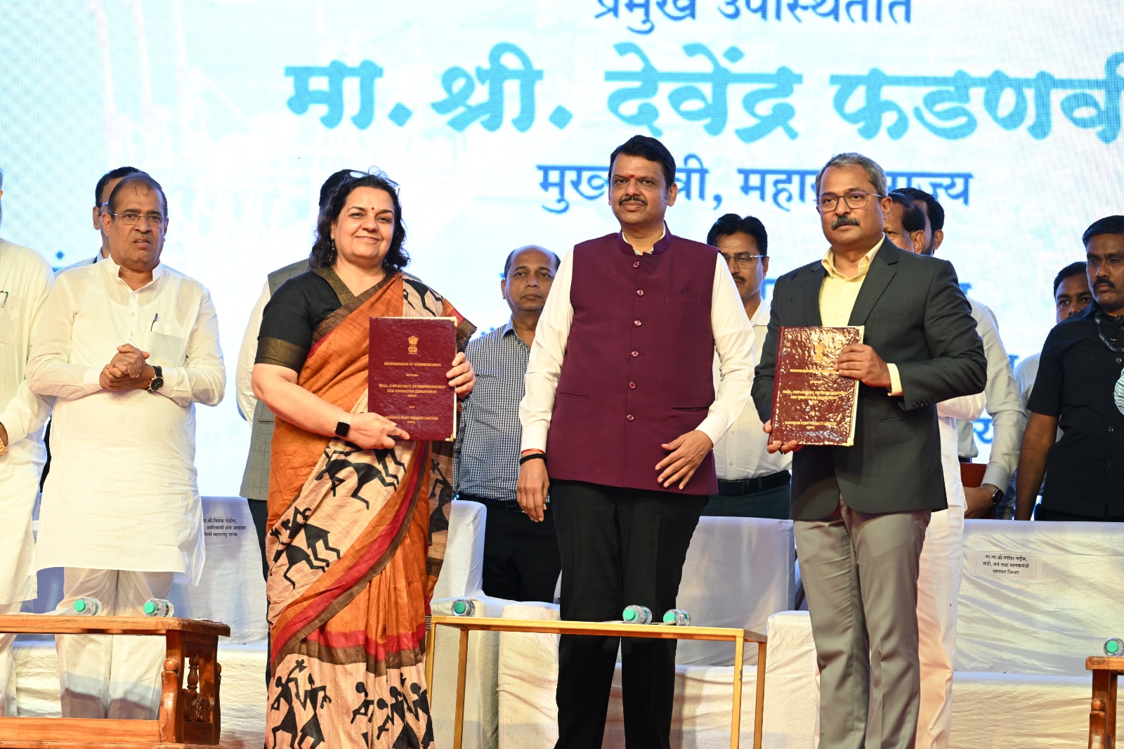 Indian-GRAPEVINE-cm-fadnavis-distributed-skilling-certificates-sanctioned-loan-letters--attended-mou-signing-under-va