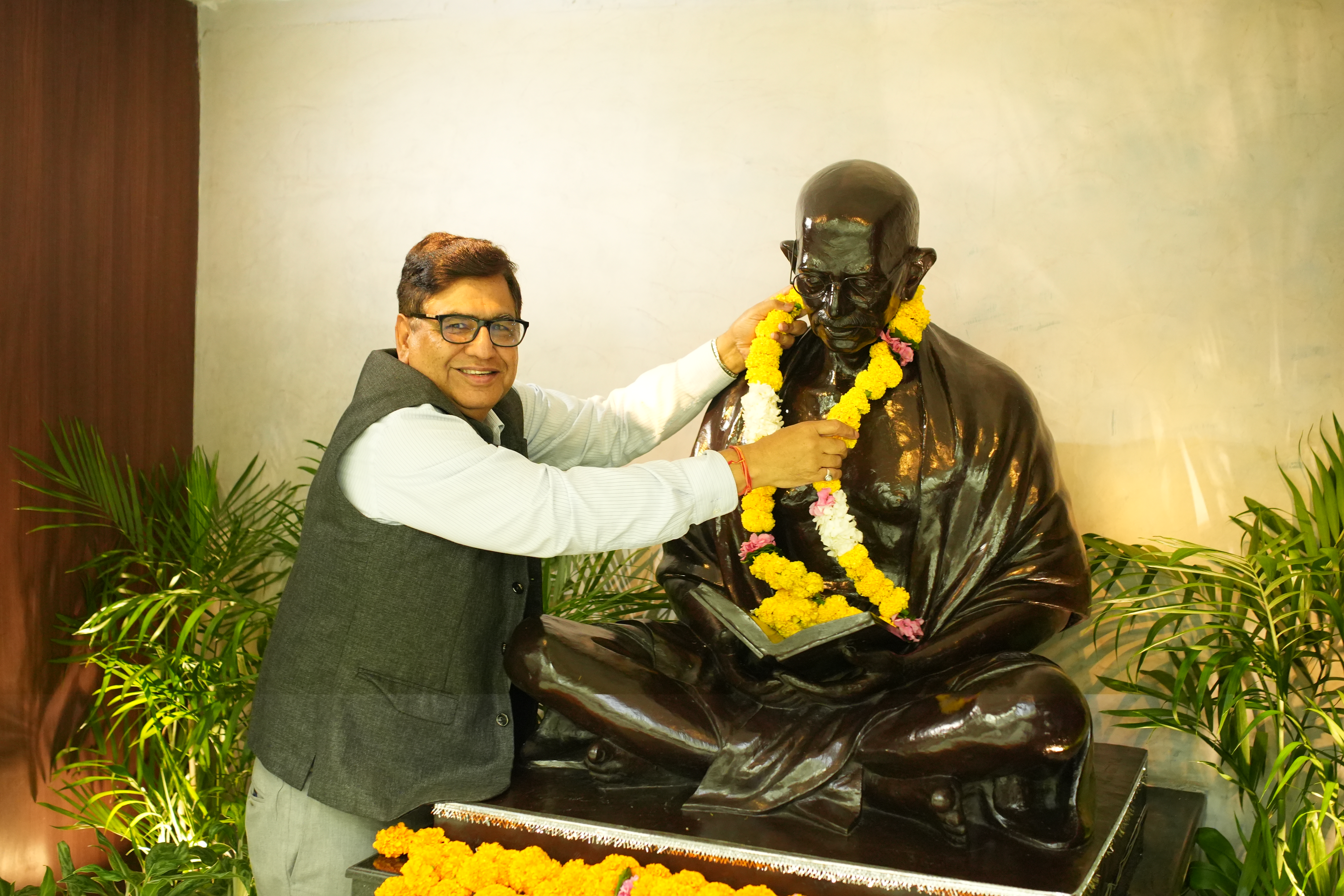 Indian-GRAPEVINE-scope-pays-tribute-to-mahatma-gandhi-on-birth-anniversary