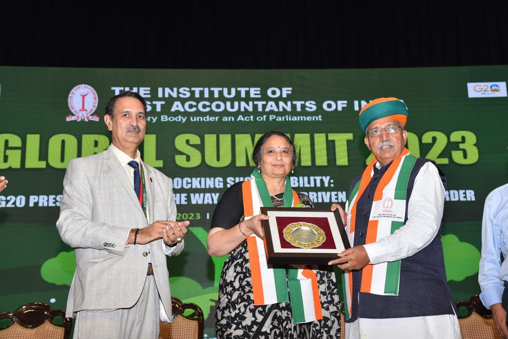 Indian-GRAPEVINE-power-finance-corporation-limited-bestowed-with-the-prestigious-icon-of-the-year-award