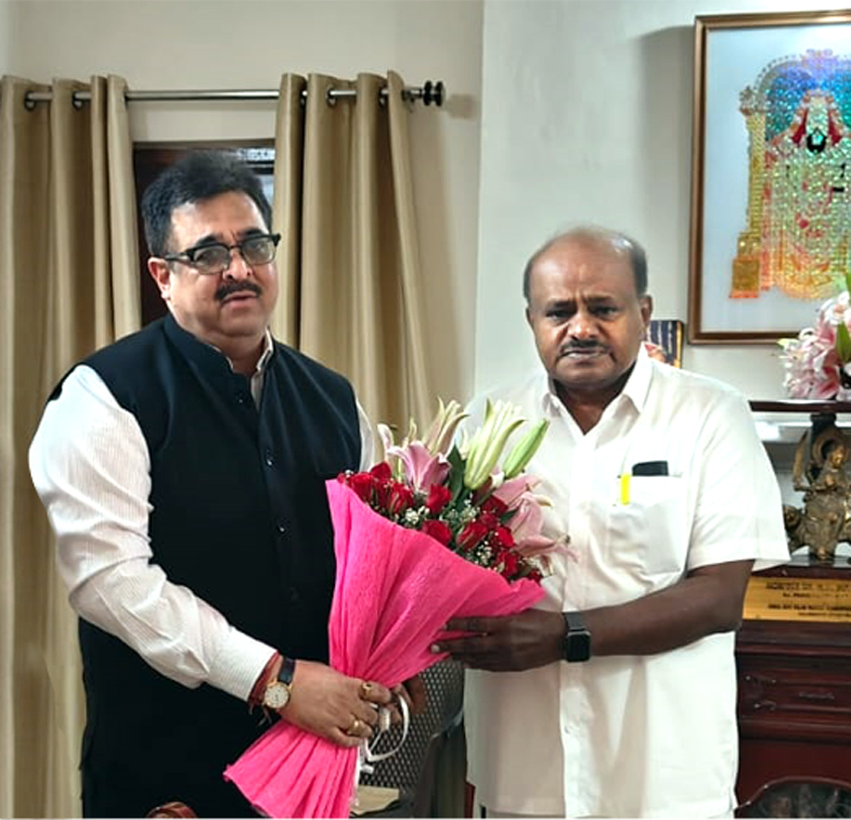 Indian-GRAPEVINE-shri-atul-bhatt-cmd-rinl-extends-hearty-welcome-to-union-minister-for-steel-and-heavy-industries-shr
