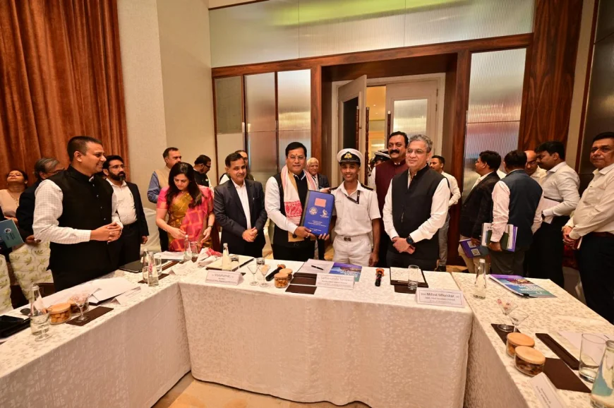 Signing of a MoU between Vadhvan Port Project Ltd. (VPPL) and the Directorate of Vocational Education and Training (DVET), GoM in the presence of Shri Sarbananda Sonowal, Union Minister, MoPSW